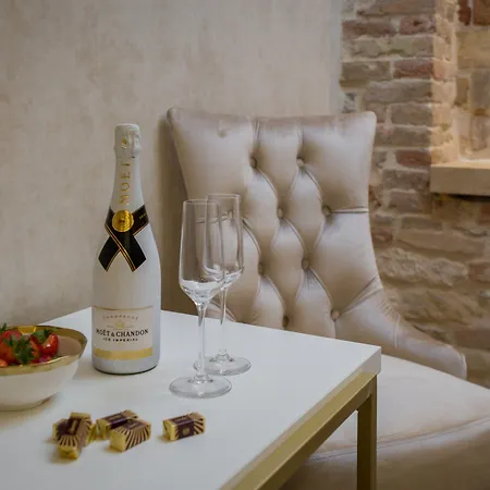 Le Premier Luxury Rooms-3