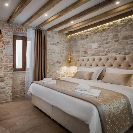 Le Premier Luxury Rooms-2